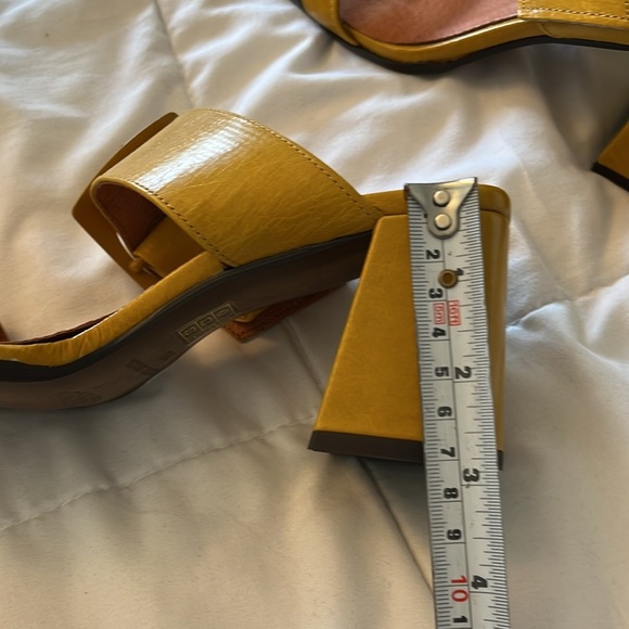 L'intervalle Blocked Heel Sandals. Mustard color Size 38 Euro Size 7.5 US. - Picture 9 of 13